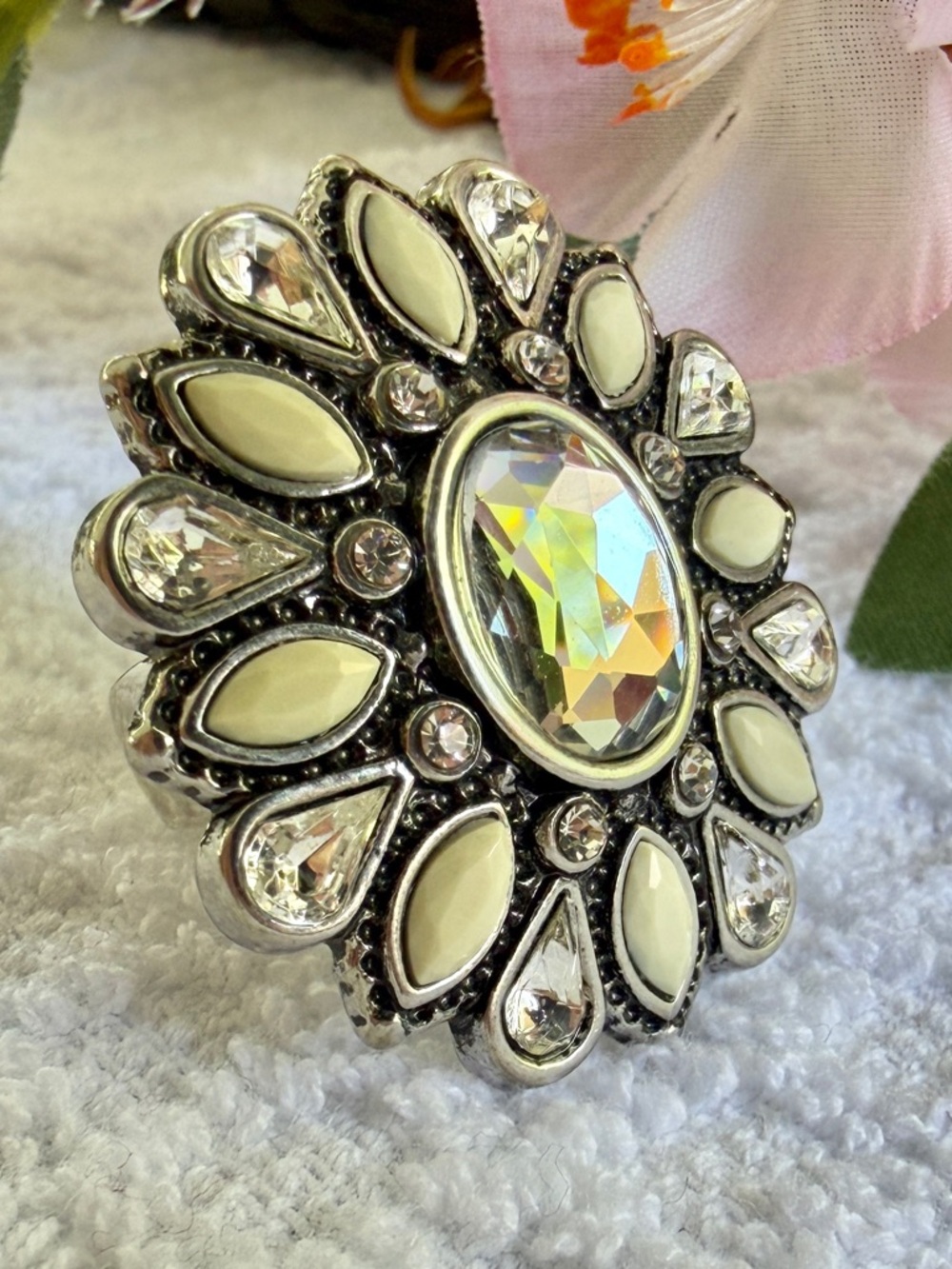๐ผ Lia Sophia Cream and Clear Crystal Statement Ring, size 6 #0138 - Picture 3 of 5